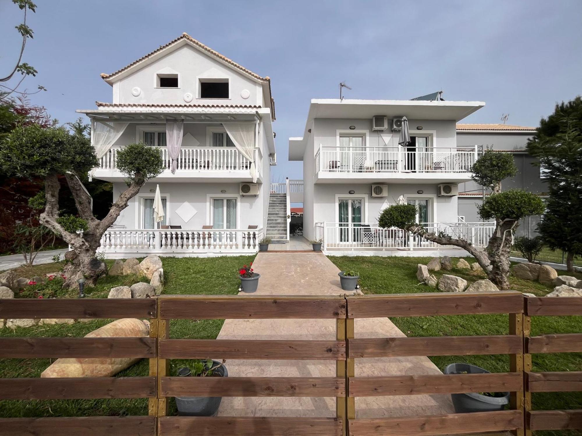 Villa Antonis Deluxe Apartments Amoudi Eksteriør billede