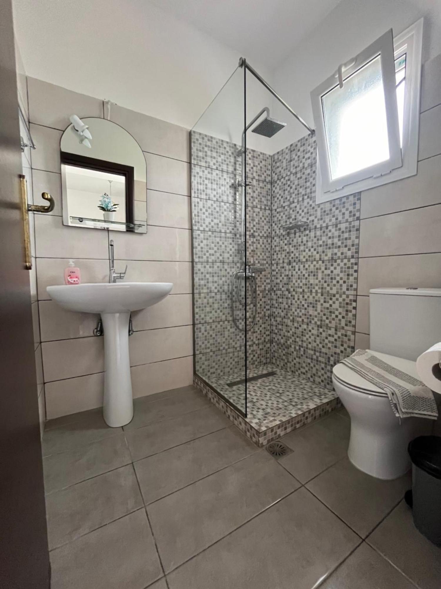 Villa Antonis Deluxe Apartments Amoudi Eksteriør billede