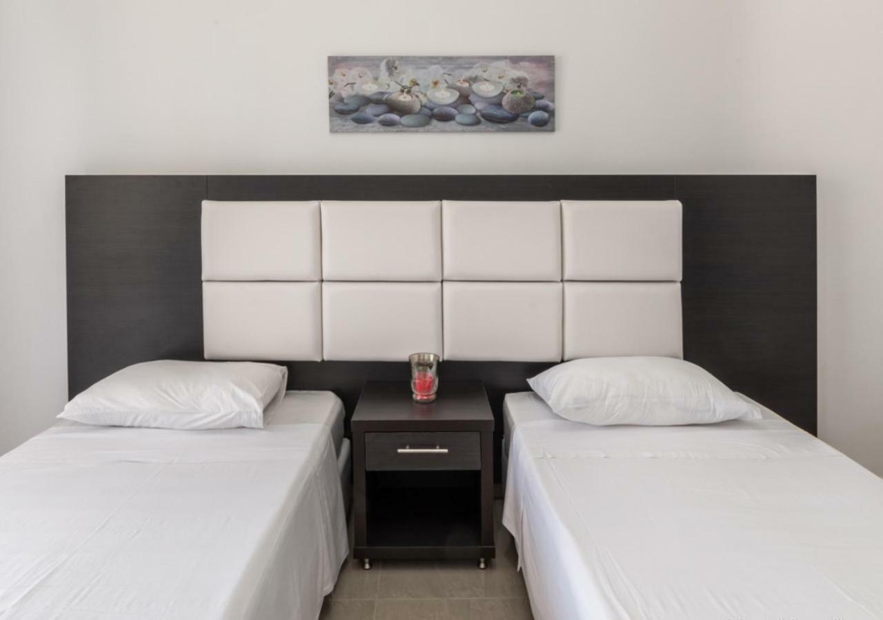 Villa Antonis Deluxe Apartments Amoudi Eksteriør billede